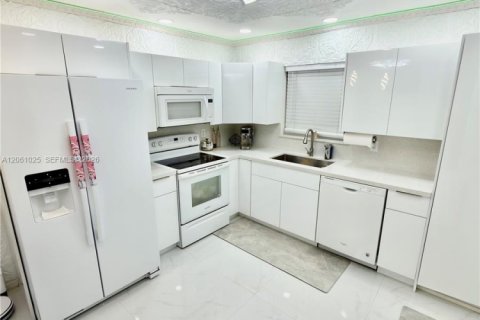 Touwnhouse à vendre à Cutler Bay, Floride: 3 chambres, 120.12 m2 № 2273761 - photo 7