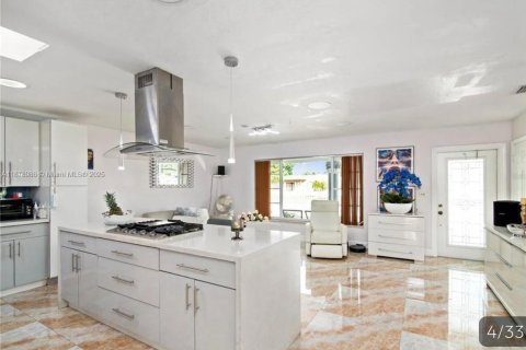 Купить виллу или дом в Майами-Гарденс, Флорида 5 спален, 228.73м2, № 1991504 - фото 3