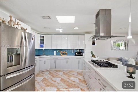 Купить виллу или дом в Майами-Гарденс, Флорида 5 спален, 228.73м2, № 1991504 - фото 7