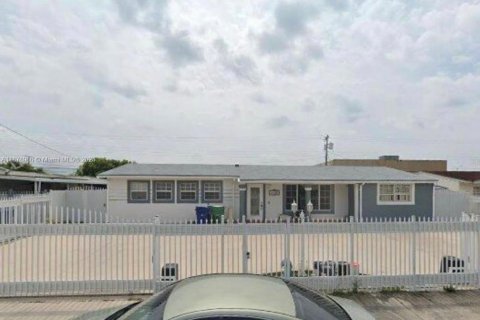 Купить виллу или дом в Майами-Гарденс, Флорида 5 спален, 228.73м2, № 1991504 - фото 1