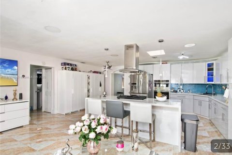 Купить виллу или дом в Майами-Гарденс, Флорида 5 спален, 228.73м2, № 1991504 - фото 2