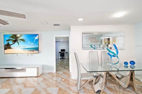 Купить виллу или дом в Майами-Гарденс, Флорида 5 спален, 228.73м2, № 1991504 - фото 9
