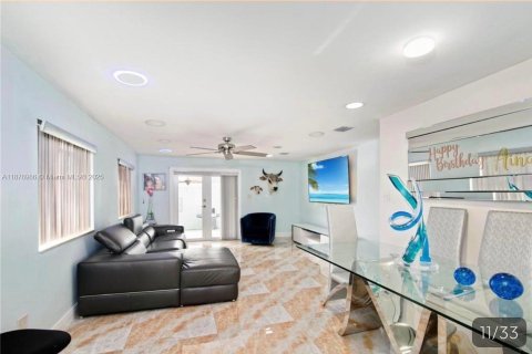 Купить виллу или дом в Майами-Гарденс, Флорида 5 спален, 228.73м2, № 1991504 - фото 10