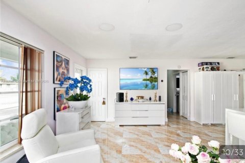 Купить виллу или дом в Майами-Гарденс, Флорида 5 спален, 228.73м2, № 1991504 - фото 8