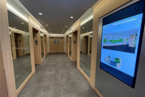 Condominio en alquiler en Miami, Florida, 1 dormitorio, 75.62 m2 № 1991069 - foto 15