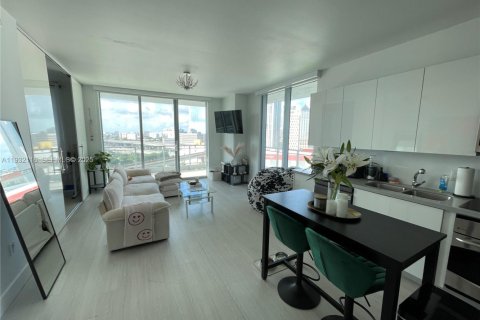 Condominio en alquiler en Miami, Florida, 1 dormitorio, 75.62 m2 № 1991069 - foto 1
