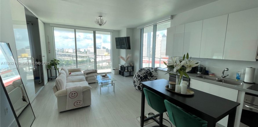 Condominio en Miami, Florida, 1 dormitorio  № 1991069