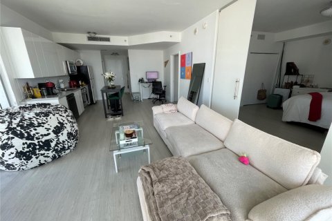 Condominio en alquiler en Miami, Florida, 1 dormitorio, 75.62 m2 № 1991069 - foto 3