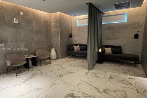 Condominio en alquiler en Miami, Florida, 1 dormitorio, 75.62 m2 № 1991069 - foto 20