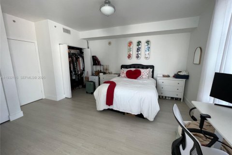 Condominio en alquiler en Miami, Florida, 1 dormitorio, 75.62 m2 № 1991069 - foto 4