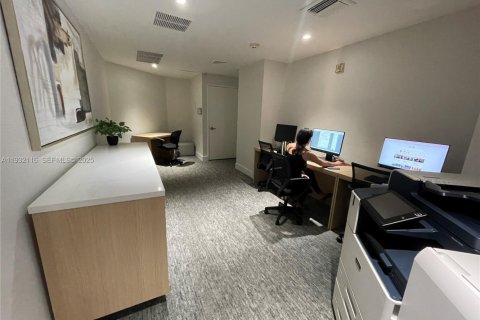 Condominio en alquiler en Miami, Florida, 1 dormitorio, 75.62 m2 № 1991069 - foto 27