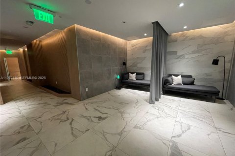 Condominio en alquiler en Miami, Florida, 1 dormitorio, 75.62 m2 № 1991069 - foto 21
