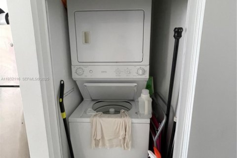 Condominio en alquiler en Miami, Florida, 1 dormitorio, 75.62 m2 № 1991069 - foto 12