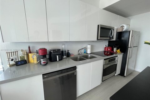 Condominio en alquiler en Miami, Florida, 1 dormitorio, 75.62 m2 № 1991069 - foto 9