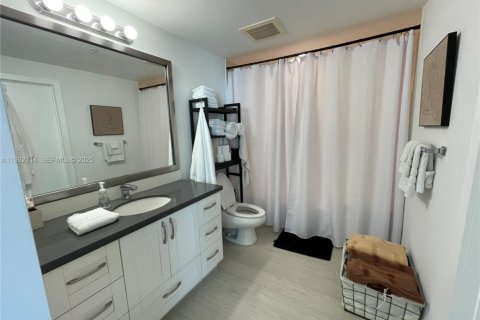 Condominio en alquiler en Miami, Florida, 1 dormitorio, 75.62 m2 № 1991069 - foto 11