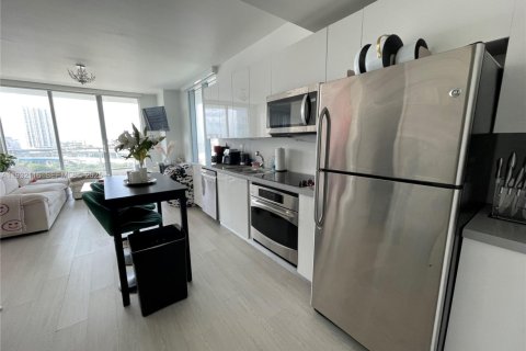 Condominio en alquiler en Miami, Florida, 1 dormitorio, 75.62 m2 № 1991069 - foto 10