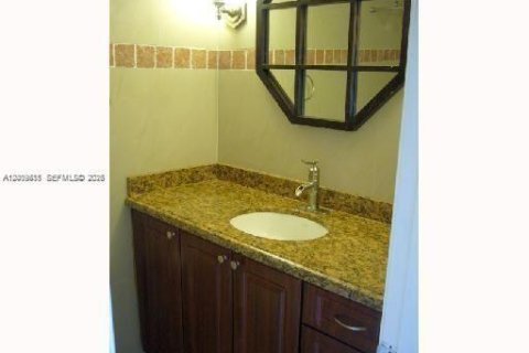 Купить кондоминиум в Норт-Бей-Виллидж, Флорида 53.6м2, № 2089817 - фото 3
