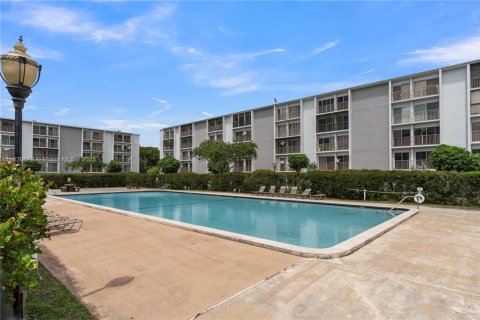 Condo in Miramar, Florida, 2 bedrooms  № 1834029 - photo 13