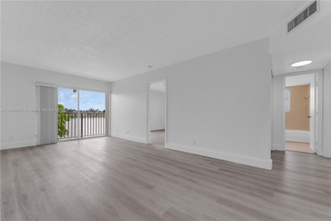 Condo in Miramar, Florida, 2 bedrooms  № 1834029 - photo 1