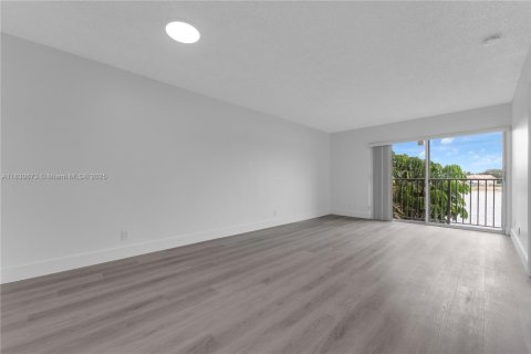 Condo in Miramar, Florida, 2 bedrooms  № 1834029 - photo 16