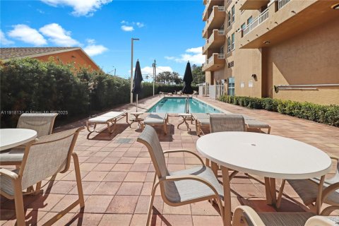 Condo in Miami, Florida, 1 bedroom  № 1975141 - photo 15