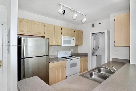 Condo in Miami, Florida, 1 bedroom  № 1975141 - photo 5