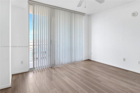 Condo in Miami, Florida, 1 bedroom  № 1975141 - photo 8