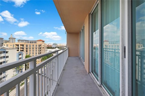 Condo in Miami, Florida, 1 bedroom  № 1975141 - photo 12