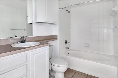 Condo in Miami, Florida, 1 bedroom  № 1975141 - photo 10