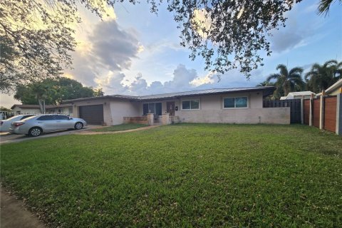 Casa en venta en Pembroke Pines, Florida, 4 dormitorios, 169.36 m2 № 1784234 - foto 1