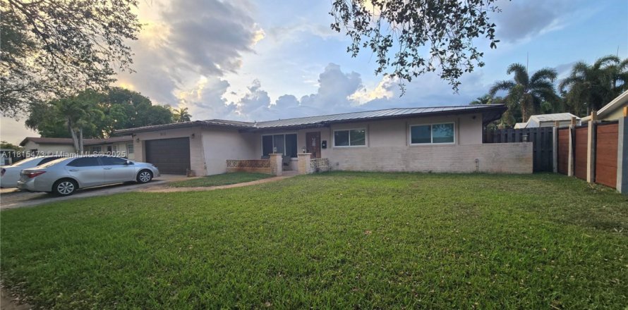 Casa en Pembroke Pines, Florida 4 dormitorios, 169.36 m2 № 1784234