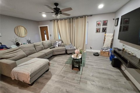 Casa en venta en Pembroke Pines, Florida, 4 dormitorios, 169.36 m2 № 1784234 - foto 3