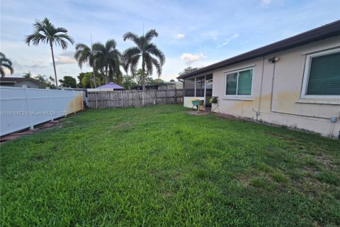Casa en venta en Pembroke Pines, Florida, 4 dormitorios, 169.36 m2 № 1784234 - foto 15