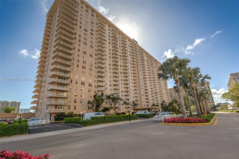 Copropriété à vendre à Sunny Isles Beach, Floride: 2 chambres, 100.98 m2 № 1973714 - photo 30