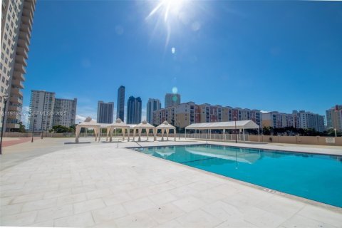 Copropriété à vendre à Sunny Isles Beach, Floride: 2 chambres, 100.98 m2 № 1973714 - photo 20