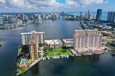 Condo in Sunny Isles Beach, Florida, 2 bedrooms  № 1973714 - photo 1