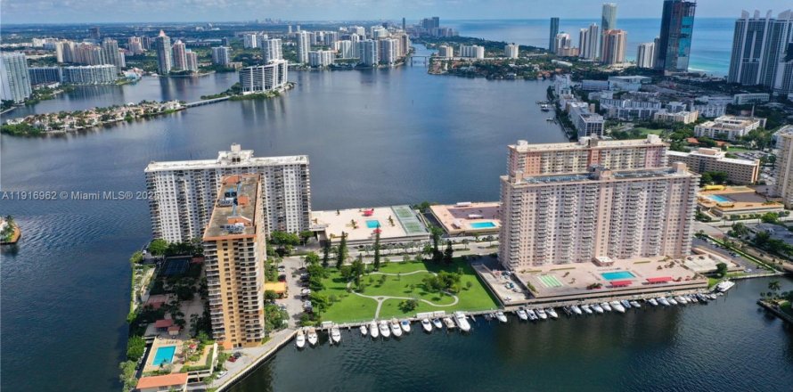 Condo in Sunny Isles Beach, Florida, 2 bedrooms  № 1973714