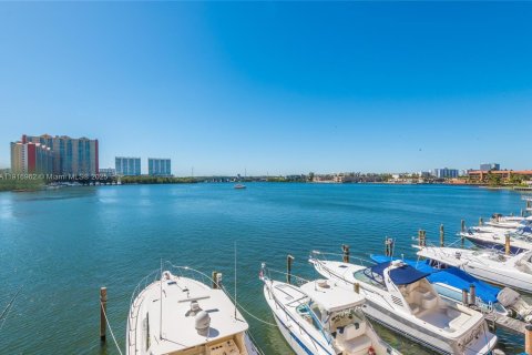 Condo in Sunny Isles Beach, Florida, 2 bedrooms  № 1973714 - photo 11