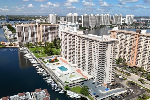 Condo in Sunny Isles Beach, Florida, 2 bedrooms  № 1973714 - photo 16