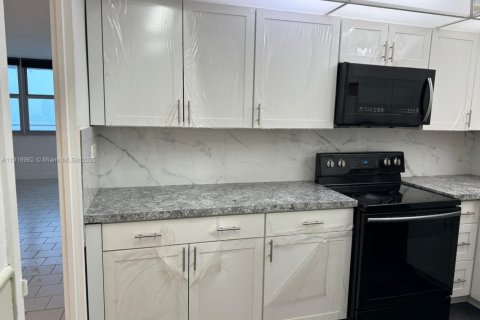 Condo in Sunny Isles Beach, Florida, 2 bedrooms  № 1973714 - photo 6