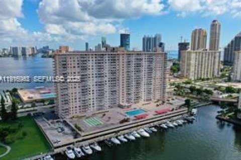 Copropriété à vendre à Sunny Isles Beach, Floride: 2 chambres, 100.98 m2 № 1973714 - photo 29