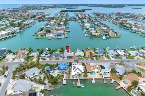 House in Treasure Island, Florida 3 bedrooms, 174.84 sq.m. № 1677010 - photo 9
