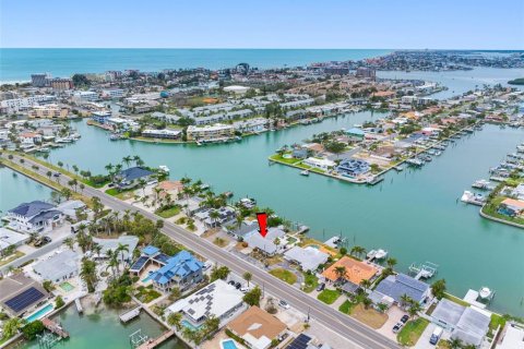 House in Treasure Island, Florida 3 bedrooms, 174.84 sq.m. № 1677010 - photo 10