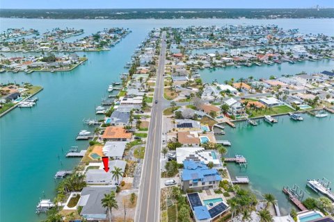 House in Treasure Island, Florida 3 bedrooms, 174.84 sq.m. № 1677010 - photo 6