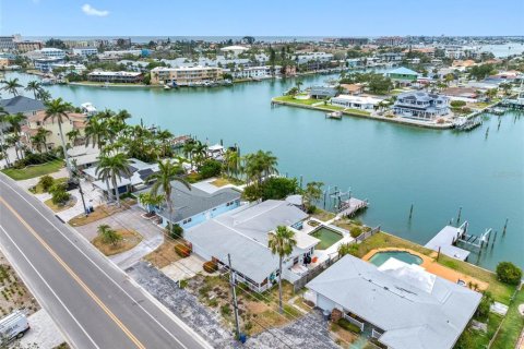 House in Treasure Island, Florida 3 bedrooms, 174.84 sq.m. № 1677010 - photo 22