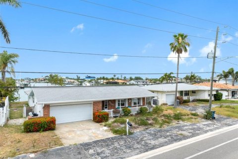 House in Treasure Island, Florida 3 bedrooms, 174.84 sq.m. № 1677010 - photo 2