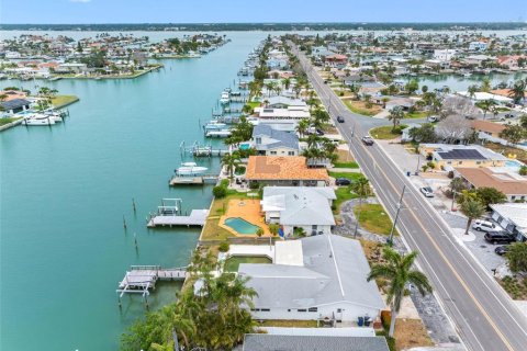 House in Treasure Island, Florida 3 bedrooms, 174.84 sq.m. № 1677010 - photo 19