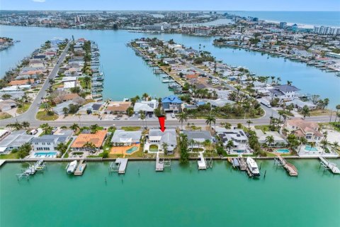 House in Treasure Island, Florida 3 bedrooms, 174.84 sq.m. № 1677010 - photo 4