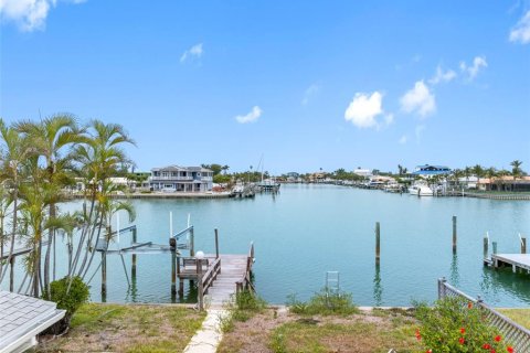 House in Treasure Island, Florida 3 bedrooms, 174.84 sq.m. № 1677010 - photo 24