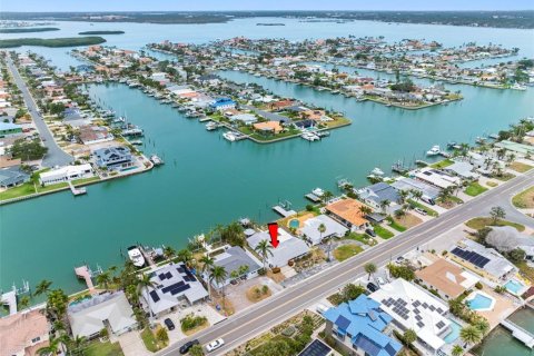 House in Treasure Island, Florida 3 bedrooms, 174.84 sq.m. № 1677010 - photo 8